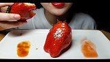 小姐姐吃的草莓可真大，再裹上冰糖外壳简直完美了
