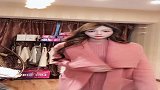 粉色毛衣裙加粉色大翻领大衣，这身很符合小姐姐甜美的气质