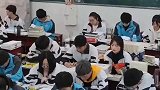 学生时代，谁还没个吝啬的女同桌，一根辣条都是这样分享的