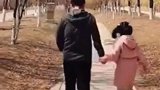 18年烟龄爸爸为女儿戒烟，只因牵手时女儿不慎被烫到️爸爸的小棉袄 暖心瞬间