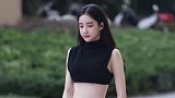 高颜值小姐姐街头尬舞，魔性的舞姿