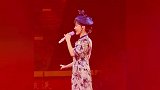 赵雅芝演唱会再唱《上海滩》，穿紧身长裙身段迷人，网友：说30岁我都信