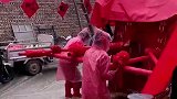 婚宴现场遇暴雨，宾客不受影响继续吃