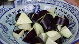 今天才知道，炒茄子不能先放油，学会这个小技巧，不吸油不油腻