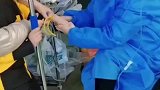 医护发着高烧打着吊瓶，为了不影响工作，光着脚扎针输液