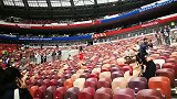 卢日尼基体育场已接近爆满 俄罗斯美女球迷抢眼