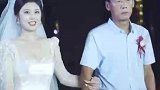 女子婚礼社恐爸爸陪着一起跳舞，虽然他很紧张，但还是跳完了全程