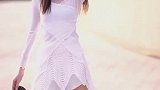 在街头起舞的姑娘太美了，夕阳下又多了一份安静和美好！