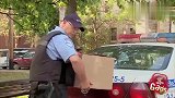 国外恶搞：帮警察拿钥匙,却导致腰上的手枪走火,路人被吓得够呛