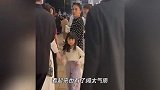 甘比携俩女儿参加活动，14岁刘秀桦打扮成熟，5岁妹妹比姐姐漂亮