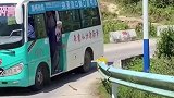 由于老人腿脚不便慢慢悠悠，司机见到后离开驾驶室，搀扶老人下车