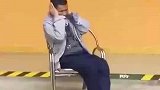 敬老院里表演节目，爷爷捂耳朵表情痛苦