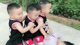爸爸突然摔倒在地，三胞胎的举动，让我太意外了
