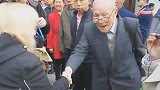 91岁大爷流利英语做导游，外国友人纷纷鼓掌，年轻网友称自愧不