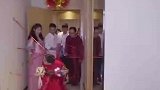 伴郎神助攻，假摔帮新郎解围