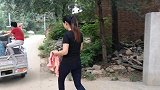 农村媳妇带全家人去打核桃，刚到地里媳妇不高兴，啥情况