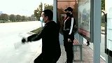 两位高手之间的过招，坐个公交车也这么多戏！