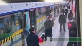 安徽男子未戴口罩强行乘地铁 辅警阻拦遭其连续拳击