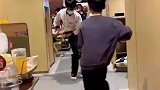 9岁男孩与海底捞小哥比拼科目三舞蹈，俩人动作自信，舞姿丝滑