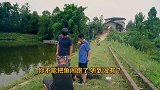 超小厨信心满满去钓鱼，美女老板娘烧3斤黄辣丁，鱼汤泡饭更过瘾