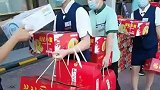 饭店给员工发中秋福利，每人手上都抱得满满
