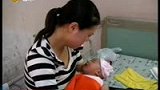 女婴耳朵被灌胶水 究竟是谁下此毒手-7月3日