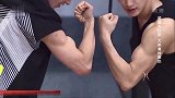 型男对决，真是一言不合就秀肌肉