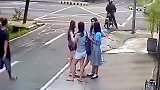 大白天竟然当街抢劫，真是太猖狂了！