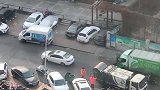 货车停车挡住垃圾桶，大爷气愤地将垃圾桶扔一旁，生活垃圾很重的
