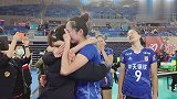 江苏女排拼尽全力落败 姑娘们赛后拥抱痛哭令人心疼
