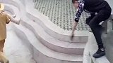 小金人把别人家的女友抱走了，太好笑了！