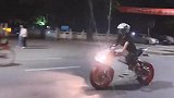 经常骑摩托的，一定知道视频最后这个动作的意思，有点羞耻！
