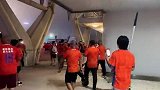 实拍：山东泰山球迷在济南奥体高喊 国安XX