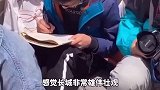 突然来了灵感，小学生爬长城坐墙角写作文
