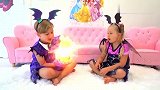 小萝莉在玩儿童扮演游戏