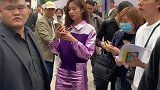 宋祖儿这样穿搭是在拍戏吗，脚上的小靴子真好看
