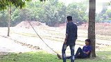 国外搞笑合集,这些小伙太能整人了,笑到肚子疼