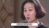 62岁何超琼出席晚宴，贵气逼人气场强大，与香港众名媛合影状态不输