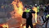 巴黎示威活动再次加剧，警方出动水炮车回击，逮捕数十名蒙脸暴徒