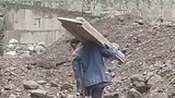 四川乐山一工人在劳动，长路漫漫，唯有奋斗。加油，打工人！