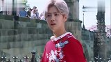 “怪力少女”热巴上线,背起一米九大个子男生,鹿晗都震惊了!