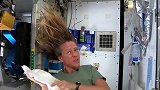 在太空是怎样洗头的？宇航员全程“怒发冲冠”，永远都拧不干毛巾