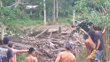 菲律宾：山洪卷走巨石和树木，大胆居民站岸边近距离围观