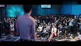 拳手众目睽睽之下被爆打假拳,气急败坏竟想下去打美女记者!