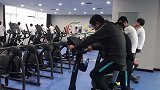 盐城降雨训练改至室内 崔康熙全程陪练