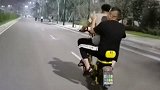 俩男子在电动车上做这样的行为，交警悄悄到来身边，问是什么感受