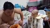 爸爸正吃饭，没想到宝宝一动不动看着他，看完不许笑！