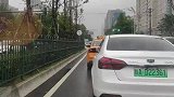 前车擦完车窗顺手，就将纸巾扔在路上