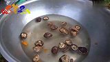 瓦煲蒸饭：把配料和大米一起搅拌均匀，再把蛋黄放进瓦煲中蒸熟！