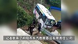 网传湖南一客车坠河，玻璃破裂车头陷水中，客车公司：事发时车上有乘客